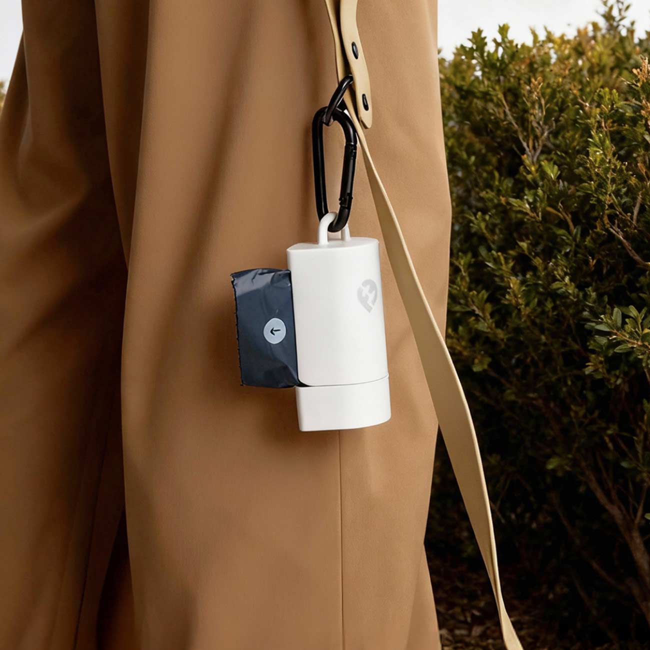 Fei and Eve Poop Bag Dispenser attached to a Vero waterproof Leash in color champaign